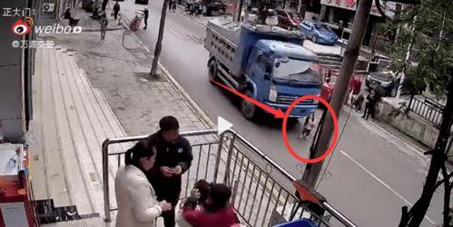 横穿马路爆料视频播放,网友爆料视频引发热议